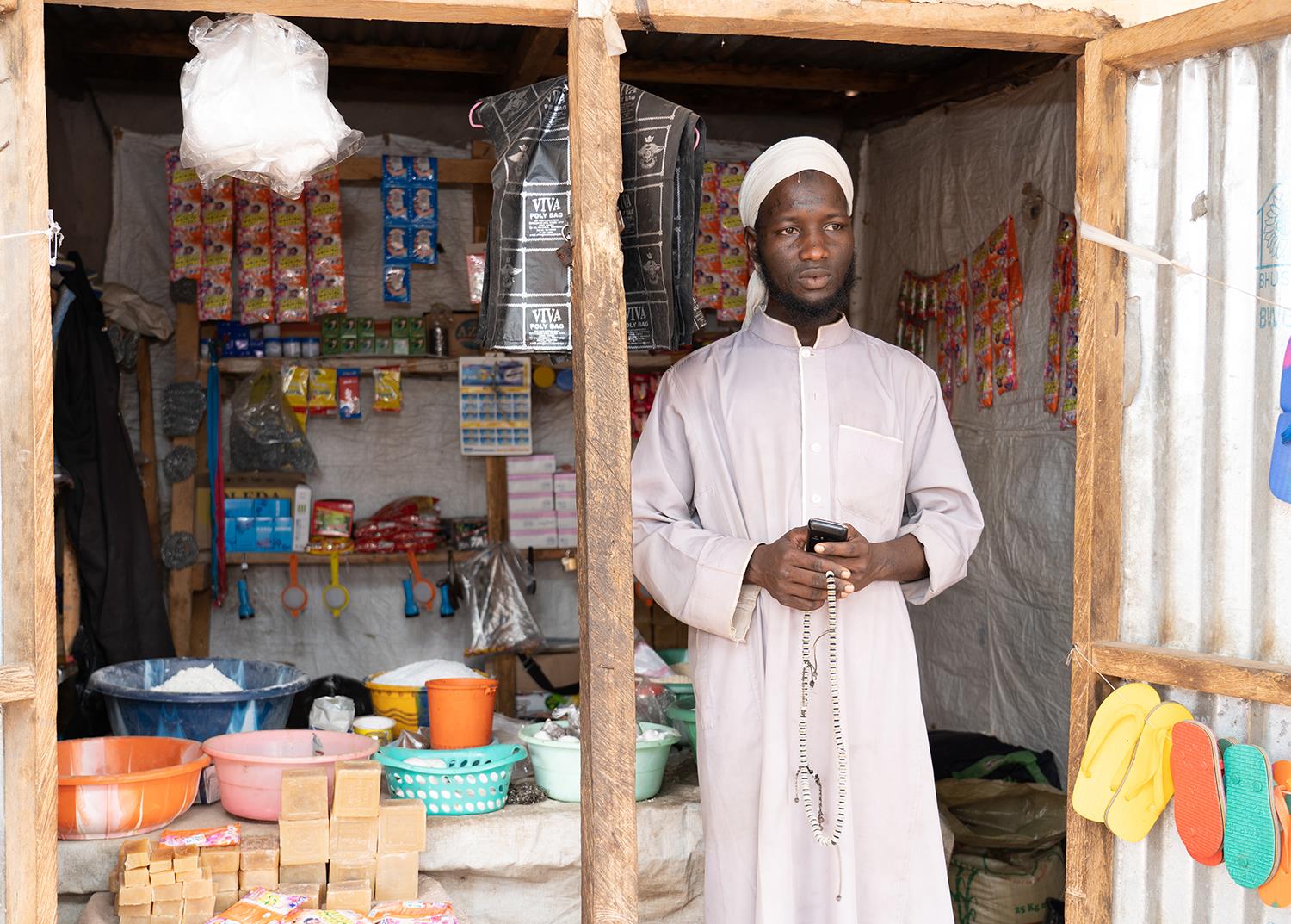 Nigeria: Kaufladen mit Seifen und Schuhen Inhaber eines kleinen Ladens