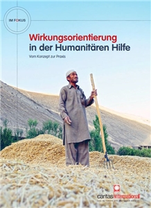 Wirkungsorientierung Broschüre Mann steht mit einer Heugabel auf einem Strohhaufen