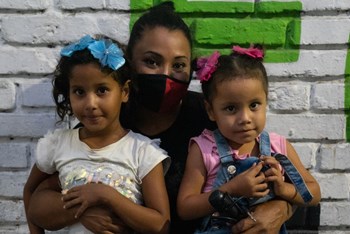 Die kleine Venezolanerin Aurora (links im Bild) lebt mit ihrer Schwester und Mutter Yenni in einer Flüchtlingssiedlung in Cúcuta. Beim Singen auf der Straße verdient Yenni ein bisschen dazu. Zu ihren Auftritten müssen die Mädchen mit. Yenni ist alleinerziehend. 