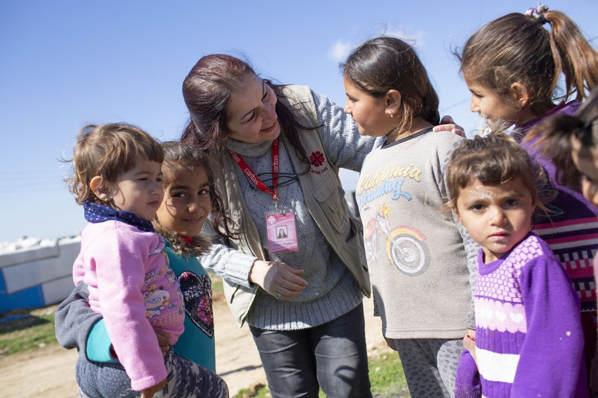 Caritas Mitarbeiterin mit Kindern