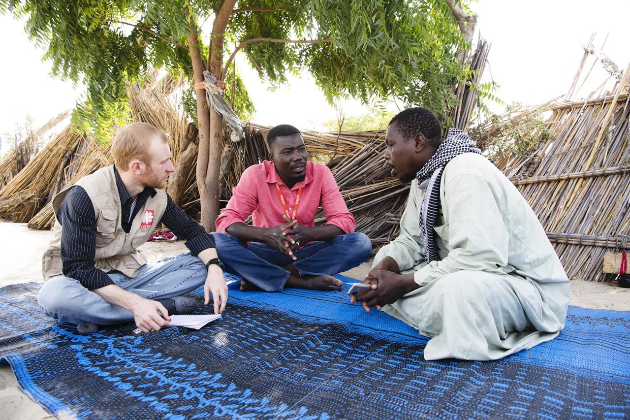 orfchef Abakoura Adam schildert Paul Darscheid und Dono Ndimatjita Folgen des Terrors durch Boko Haram 