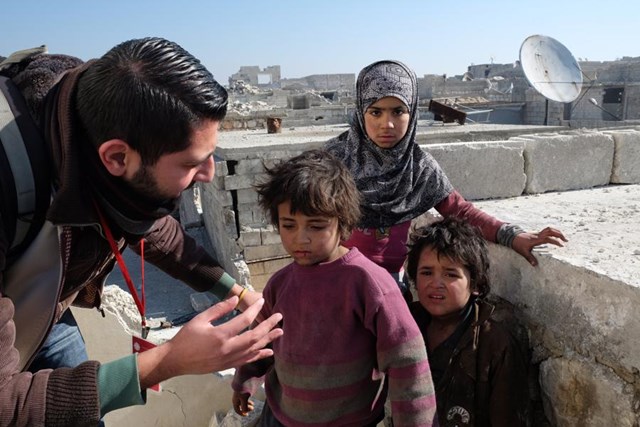 2 Helfer/innen in den Strassen von Aleppo.