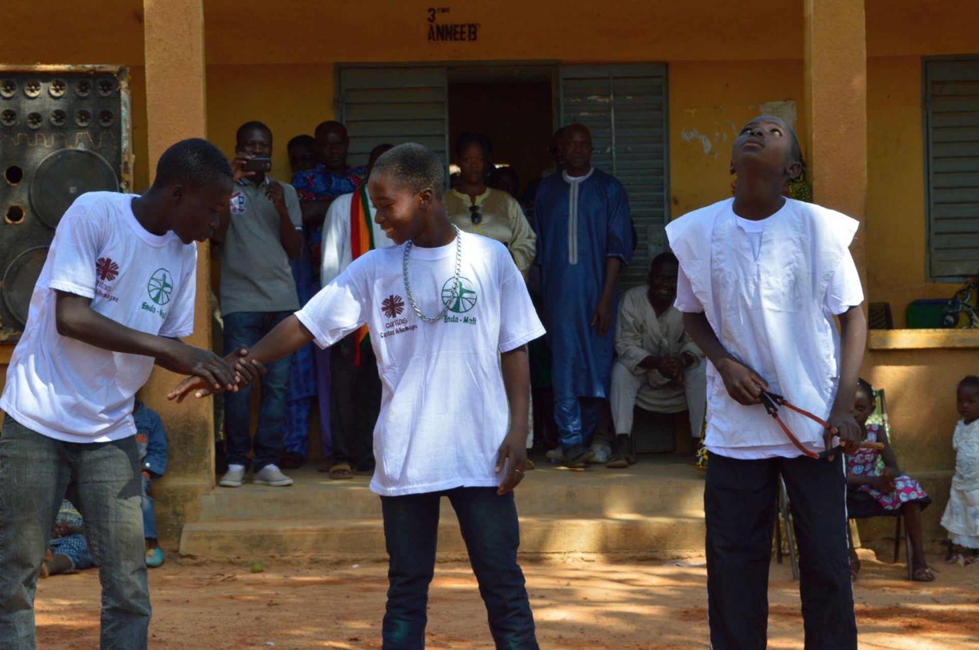 Kinder führen etwas vor in Mali