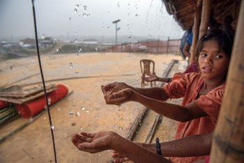 Dier esten Tropfen: Vorboten der heftigen Monsunregen im Rohingya Camp. Schon in den vergangenen Jahren waren Überschwemmungen, Nässe, Erdrutsche und verschlammte Hütten das Leben der Rohingya in den Flüchtlingscamps.