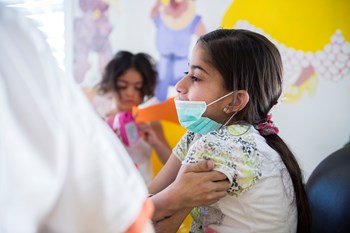 Kinder mit Vorerkrankungen der Atemswege gehören ebenfalls zur Risikogruppe wie dieses junge Mädchen im Caritas Baby Hospital in Bethlehem.