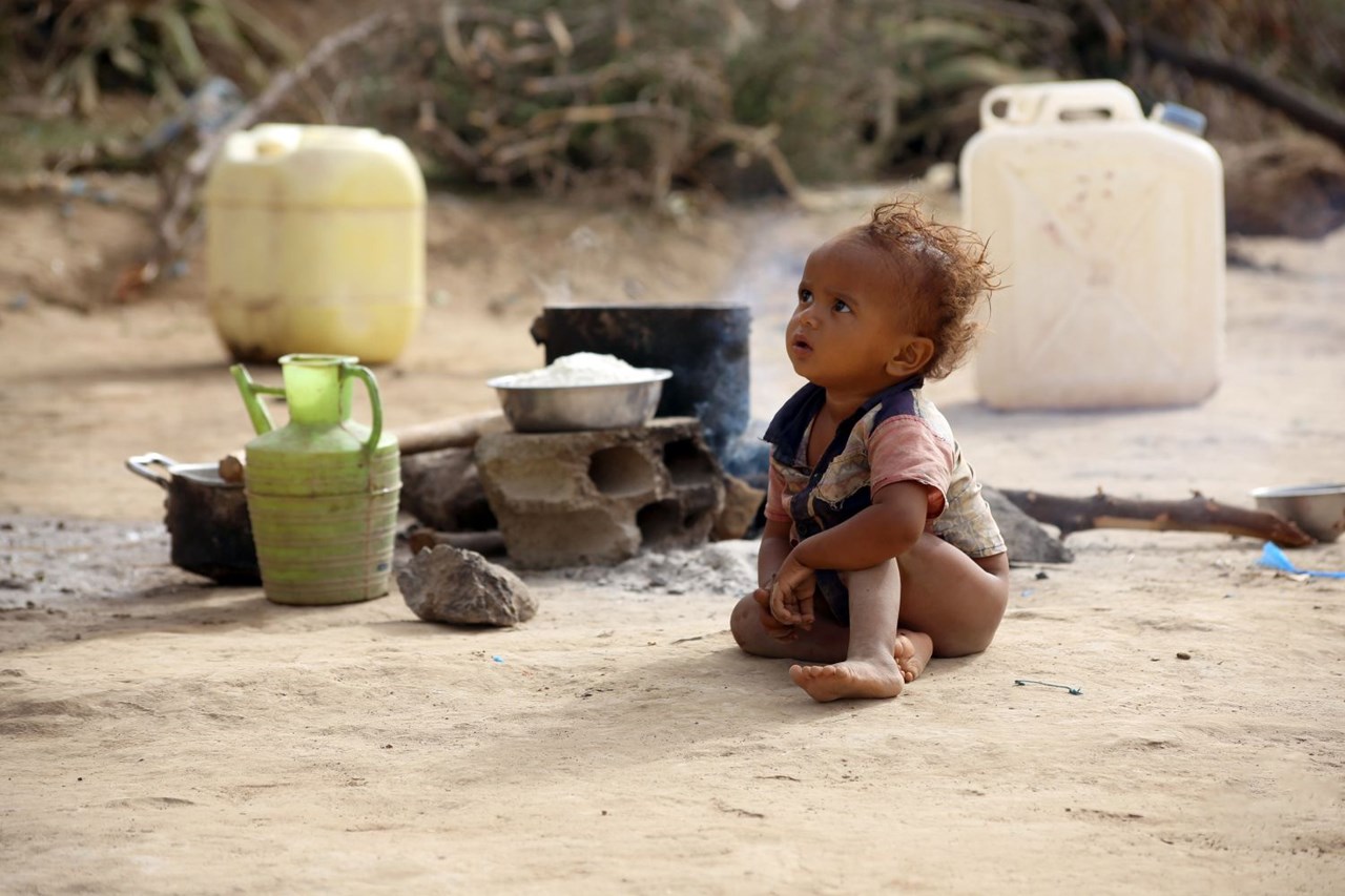 Caritas international: Kind sitzt vor der Kochstelle im Jemen
