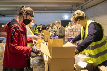 20.000 Lebensmittelpakete für die Menschen in der Ukraine: Freiwillige in Münster an den Packstationen.