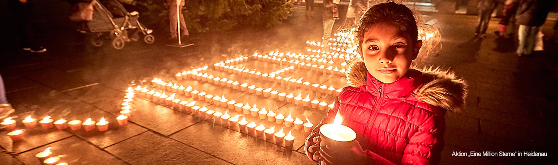 Mädchen mit Kerze in der Hand – Aktion Eine Million Sterne in Heidenau