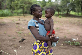 Geneviève Lokobo und ihr einjähriger Sohn Régis. Die Familie lebt noch immer in großer Armut, doch zumindest werden die Kinder nun medizinisch versorgt. Bei der Geburt von Régis war die Hebamme des Caritas-Teams, Marceline Kalebemo, dabei.