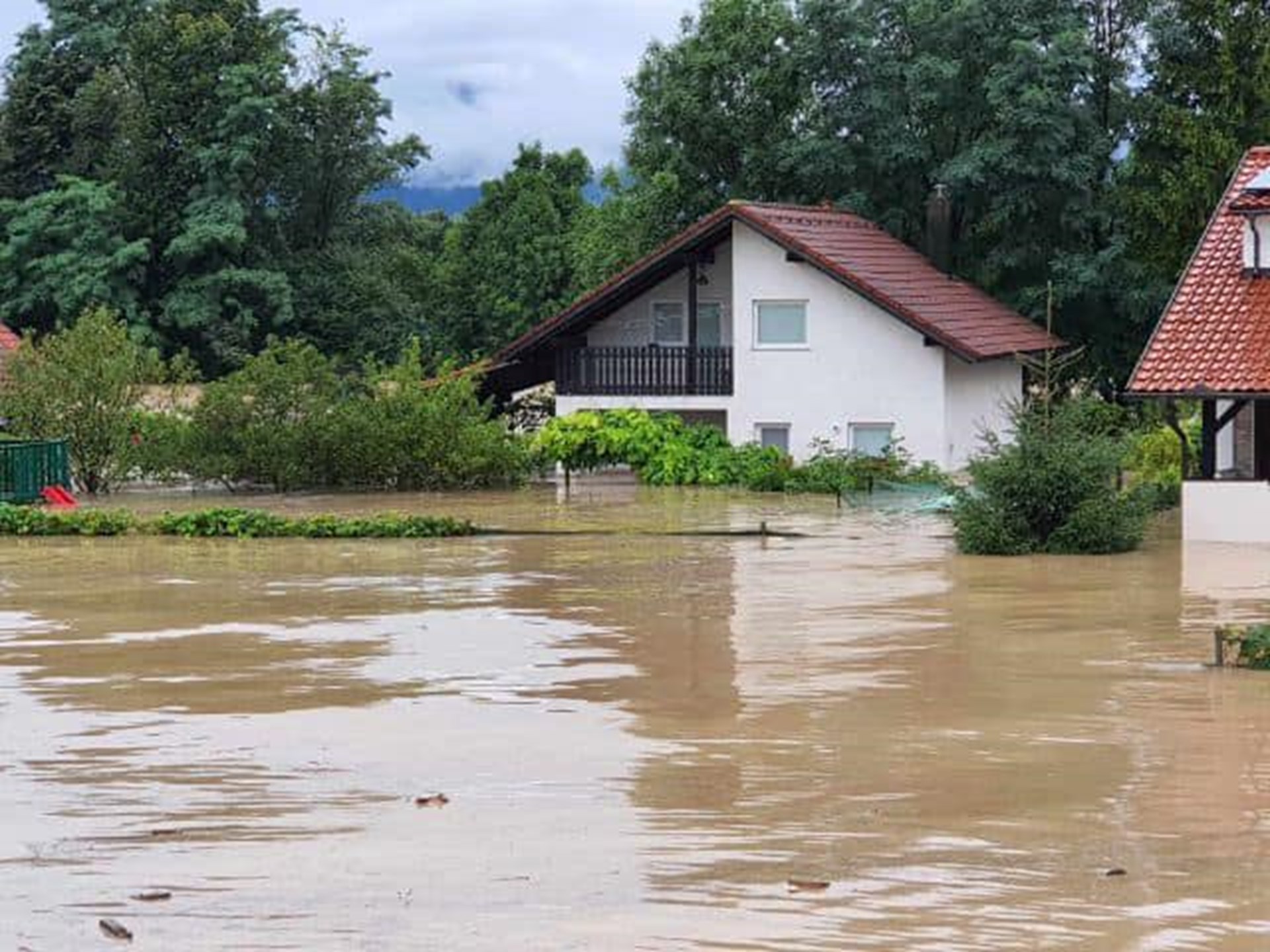 Flutkatastrophe in Slowenien - überschewmmtes Wohngebiet