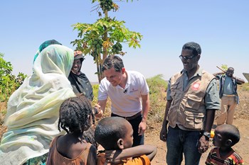 Michael Patrick Kelly bei der Begrüßung mit einigen Dorfbewohnern.