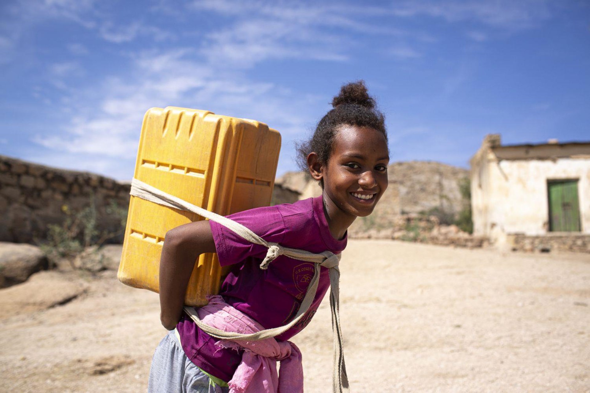 Wasser zu holen, ist in Eritrea meist Aufgabe der Kinder und Frauen