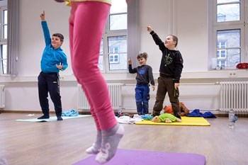 Der Spaß darf natürlich auch nicht zu kurz kommen beim traumapädagogischen Yoga für Kinder der Caritas.