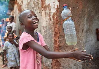 Kongo: Zur Vermeidung von Cholera-Epidemien erhalten Menschen in gefährdeten Regionen Hygieneschulungen.