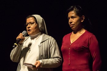 Die Leiterin der "Hermanas Adoratrices", Schwester Maria Rosaura, und die Näherin Amparo Chambo nehmen den Mundologiapreis 2017 stellvertretend entgegen.