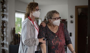 Martina Michalek zu Bescúch bei Marlene Eschweiler. Bei M. Eschweiler stand in der Hochwassernacht der Keller unter Wasser. Jeden Morgen bricht Martina Michalek zu ihrer Pflege-Tour auf. Doch seit der Hochwasserkatastrophe hat sich alles verändert. Sie trifft auf Patientinnen, die ihre Häuser verlassen mussten und nun bei Verwandten wohnen. Sie stehen vor dem Nichts, den Trümmern ihrer lebenslangen Arbeit Sie trifft auf Menschen, deren Alltag mit der Flut weggespült wurde. Es sind emotionale Begegnungen, in den sie Trost und Mut spendet. Einige ihrer Kolleginnen sind selbst von der Flut betroffen, können nicht arbeiten. Ihre Patientinnen müssen versorgt werden. Jeden Morgen fährt Martina Michalek auch zu ihnen. Integriert sie in ihre Tour und sorgt für diejenigen, die es am meisten brauchen.  