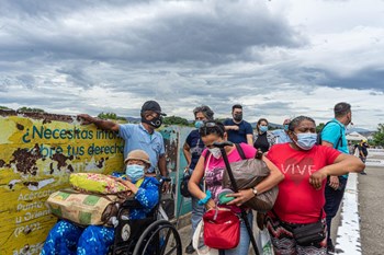Täglich kommen zahlreiche Venezolaner und Venezolanerinnen über  die offiziellen oder inoffizielle Grenzübergänge nach Kolumbien. In den vergangenen fünf Jahren hat gut 17 Prozent der Bevölkerung Venezuela verlassen - auf der Suche nach Jobs und einem besseren Leben.