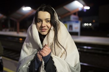 Alyona Sushko am Bahnsteig im polnischen Przemys. Von hier aus möchte sie weiter nach Deutschland und von dort zu ihrem Stiefbruder nach Kanada.