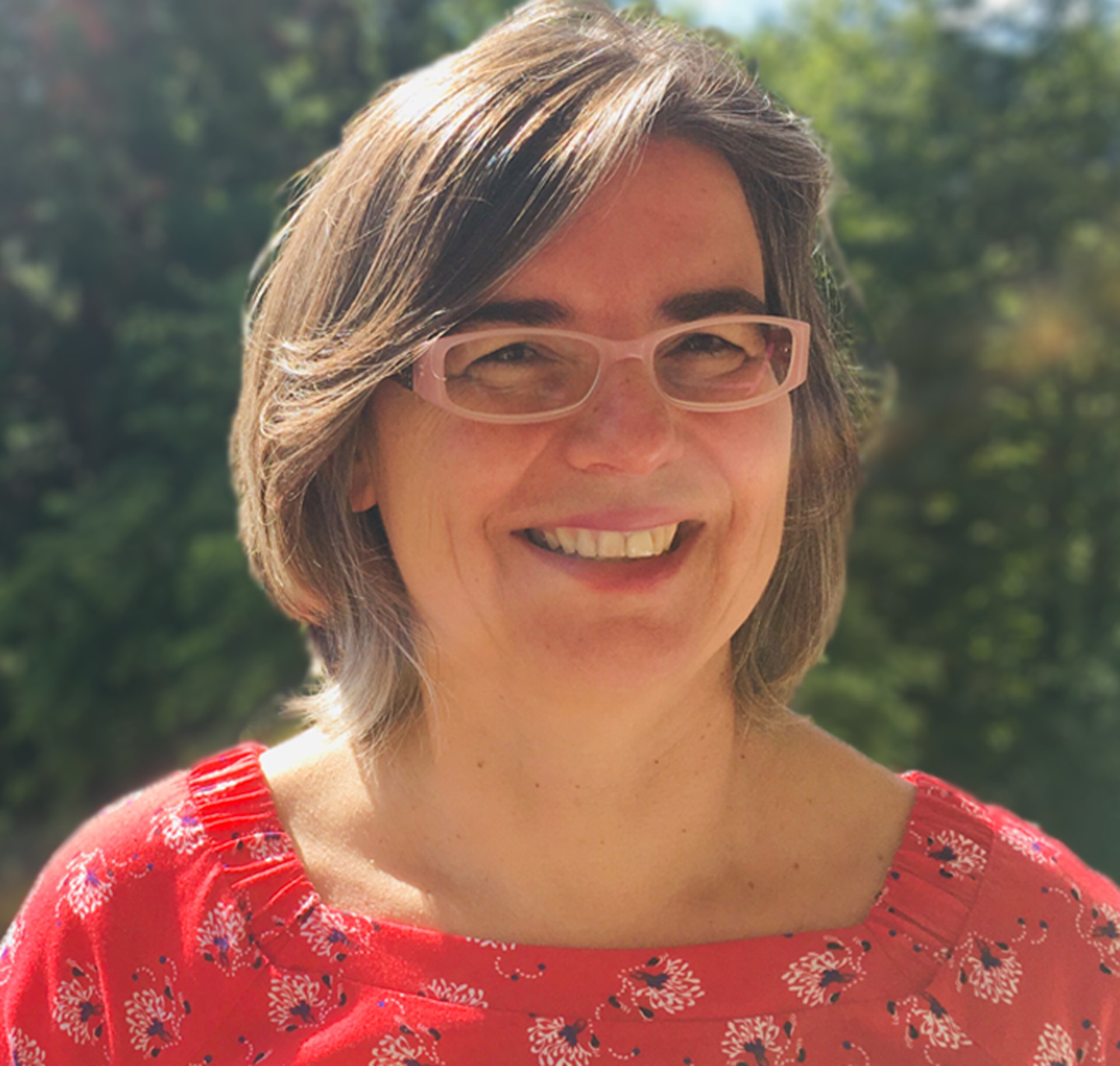 Frau mit Brille und mittellangen Haaren