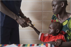 Junge in Krankenhaus bei Sister Gracy Kind in Krankenhaus