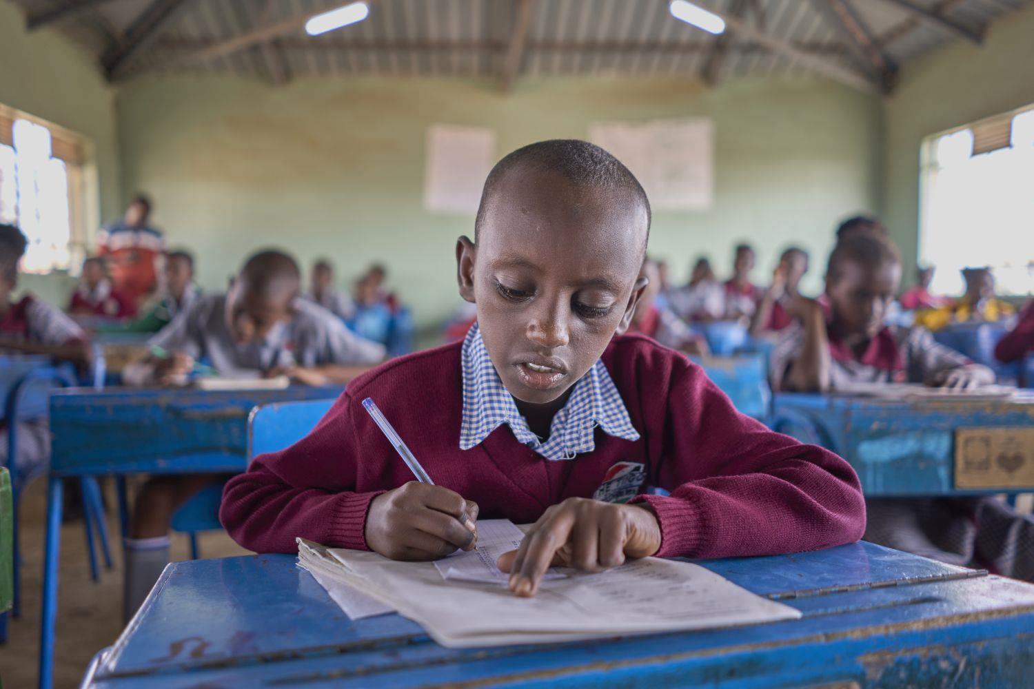 Edin ist Schüler an der Tiigo Boarding School.