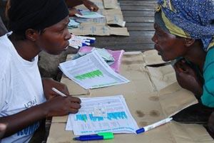 Bei der Verteilung von Hilfsgütern. Hier: Liste mit berechtigten Personen