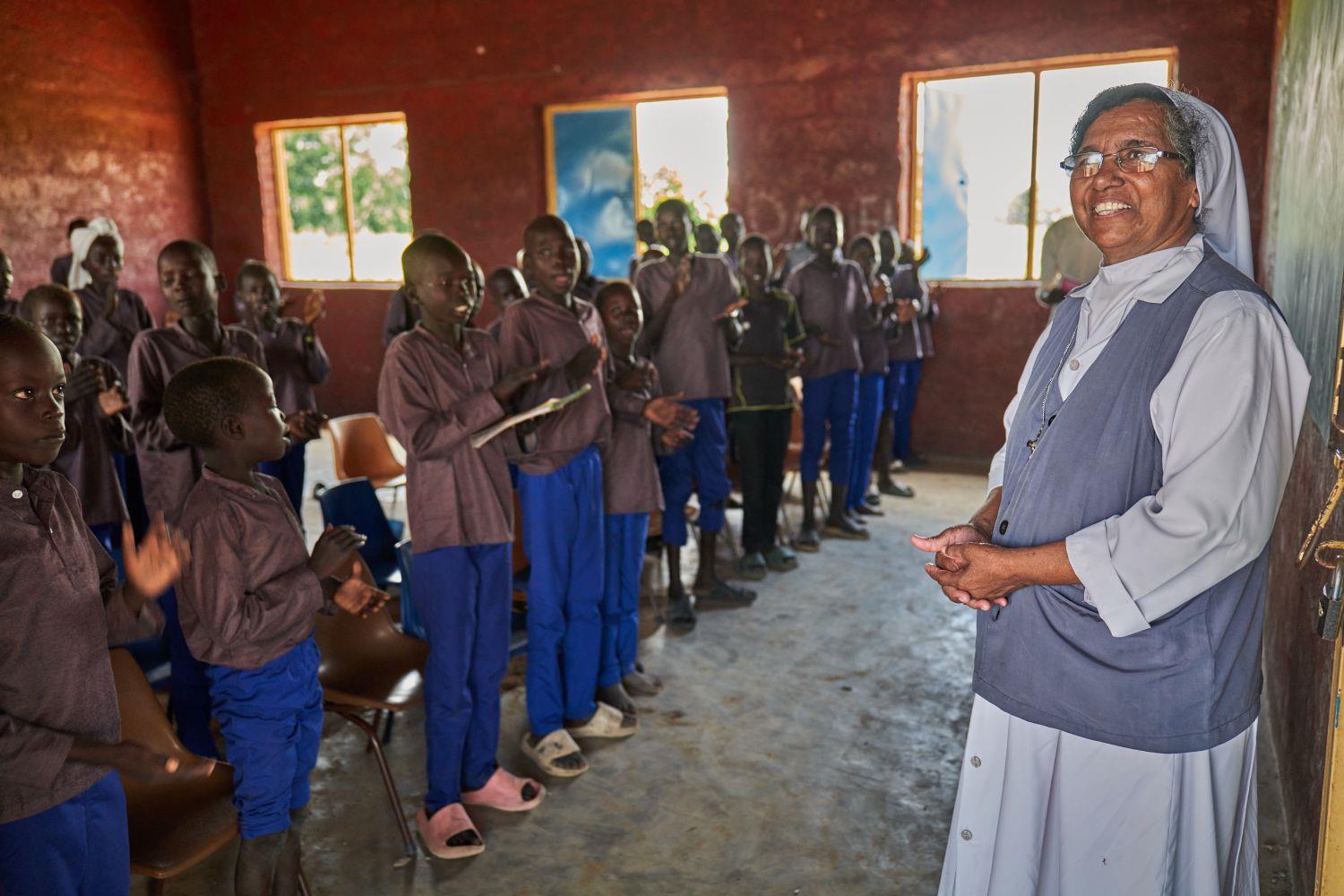 Schulkinder und Sister Gracy