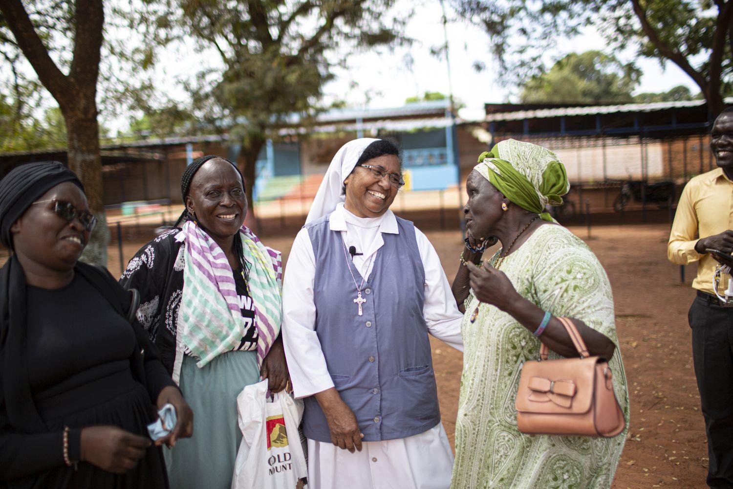 Sister Gracy mit zwei Frauen