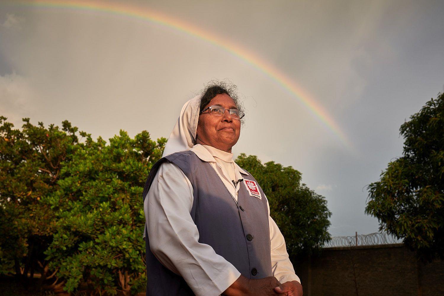 Sister Gracy unter einem Regenbogen