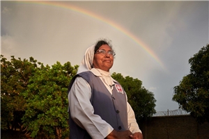 Südsudan: Sister Gracy Portrait Regenbogen Sister Gracy unter einem Regenbogen