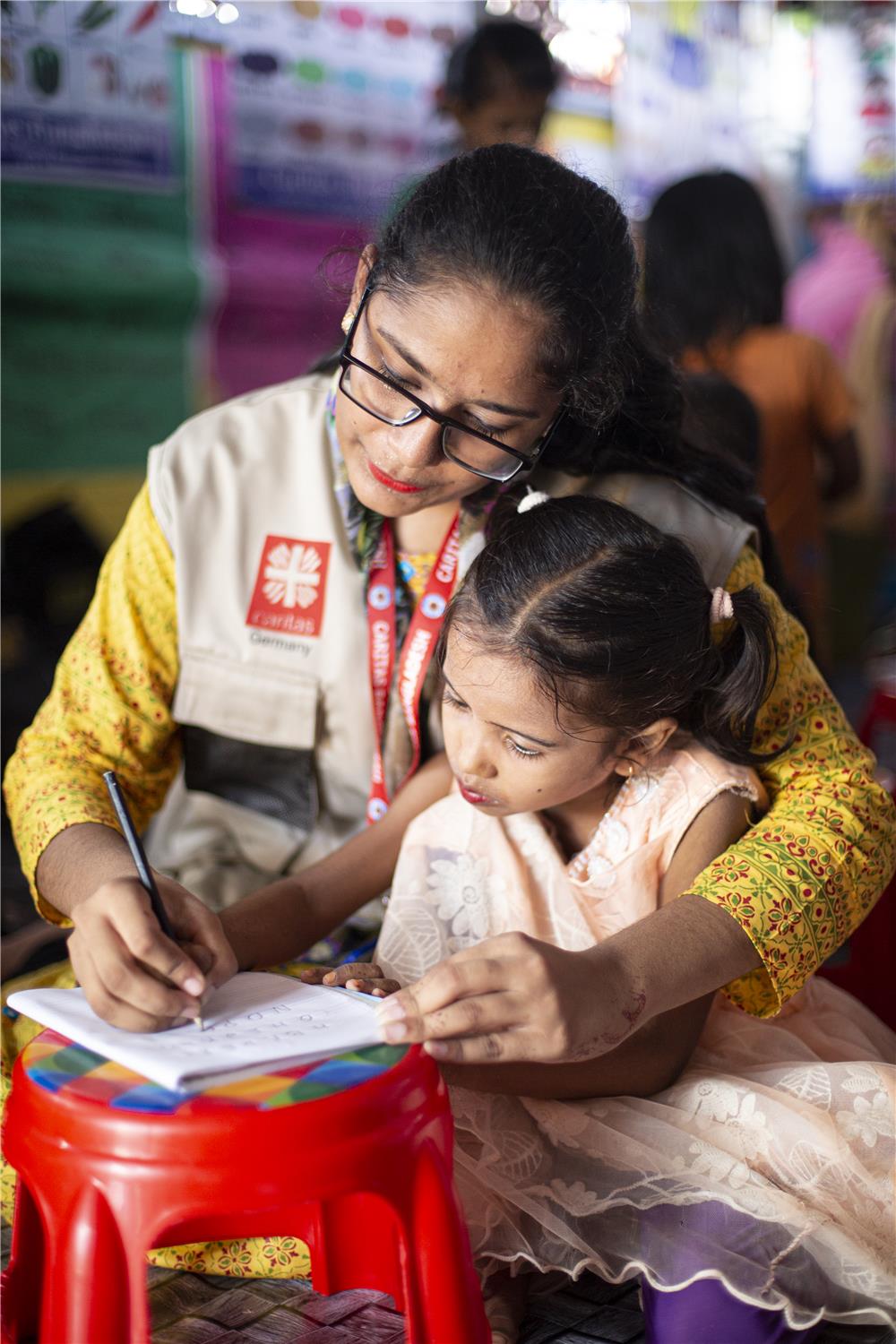 Sumaya und ihre Lieblingslehrerin im Caritas Learning Center in Kutupalong