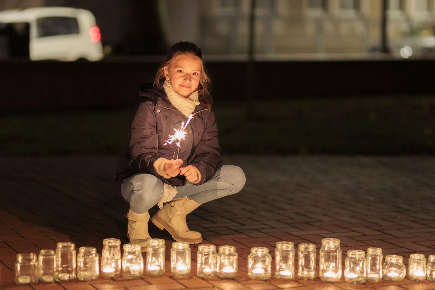 Mädchen mit Wunderkerze bei der Eine Million Sterne Aktion 