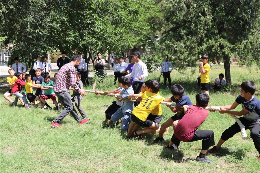 Tauziehen in Tadschikistan, Projekt mit Jungendlichen und Caritas-Mitarbeiter_innen Gruppe von Kindern beim Tauziehen in Tadschikistan