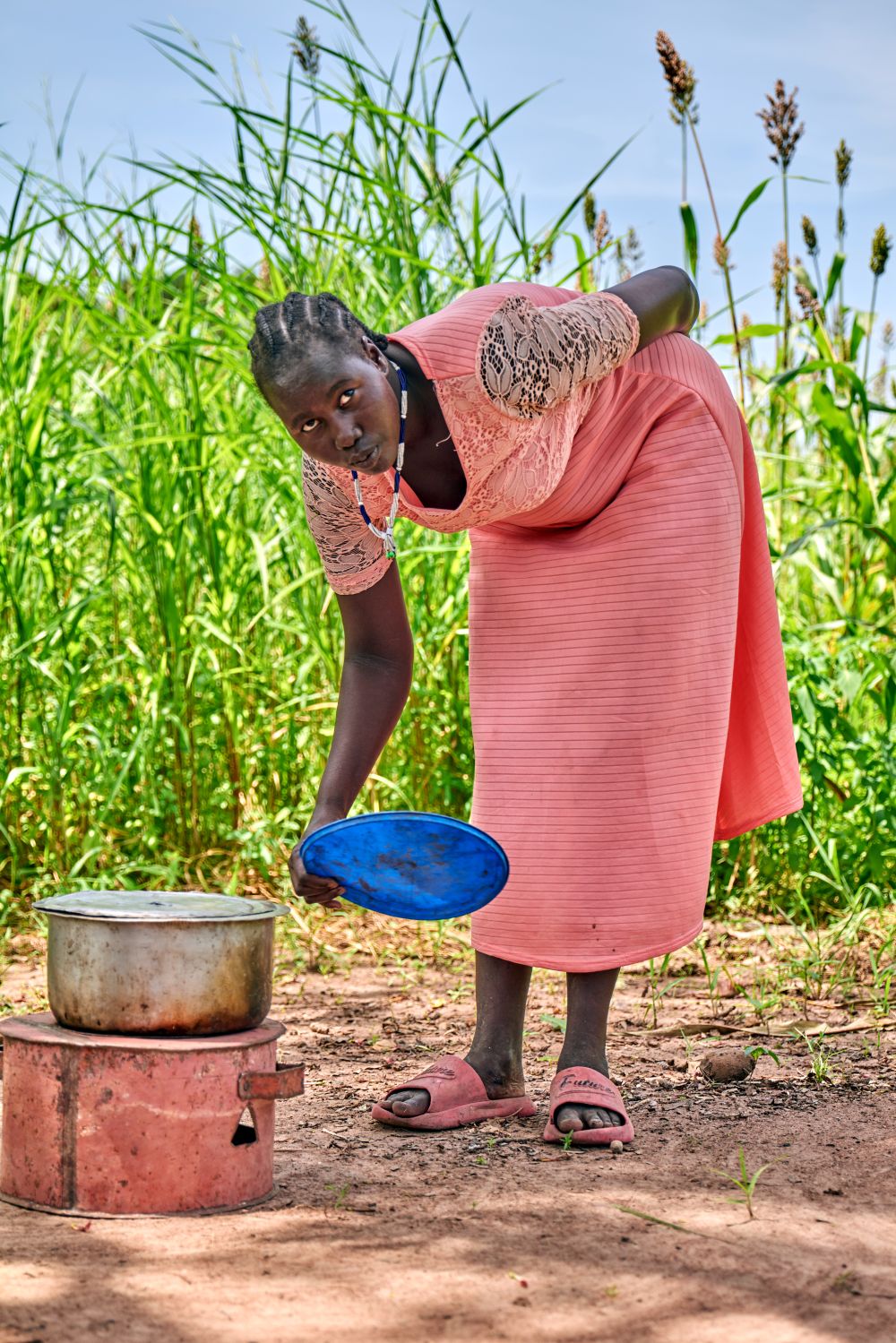 Frau mit Energiesparofen im Südsudan