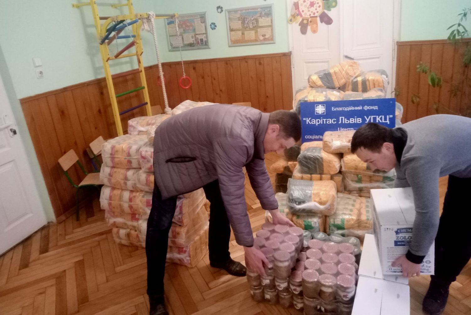Mitarbeiter der Caritas Lviv bereiten sich auf die Versorgung der Flüchtlinge vor