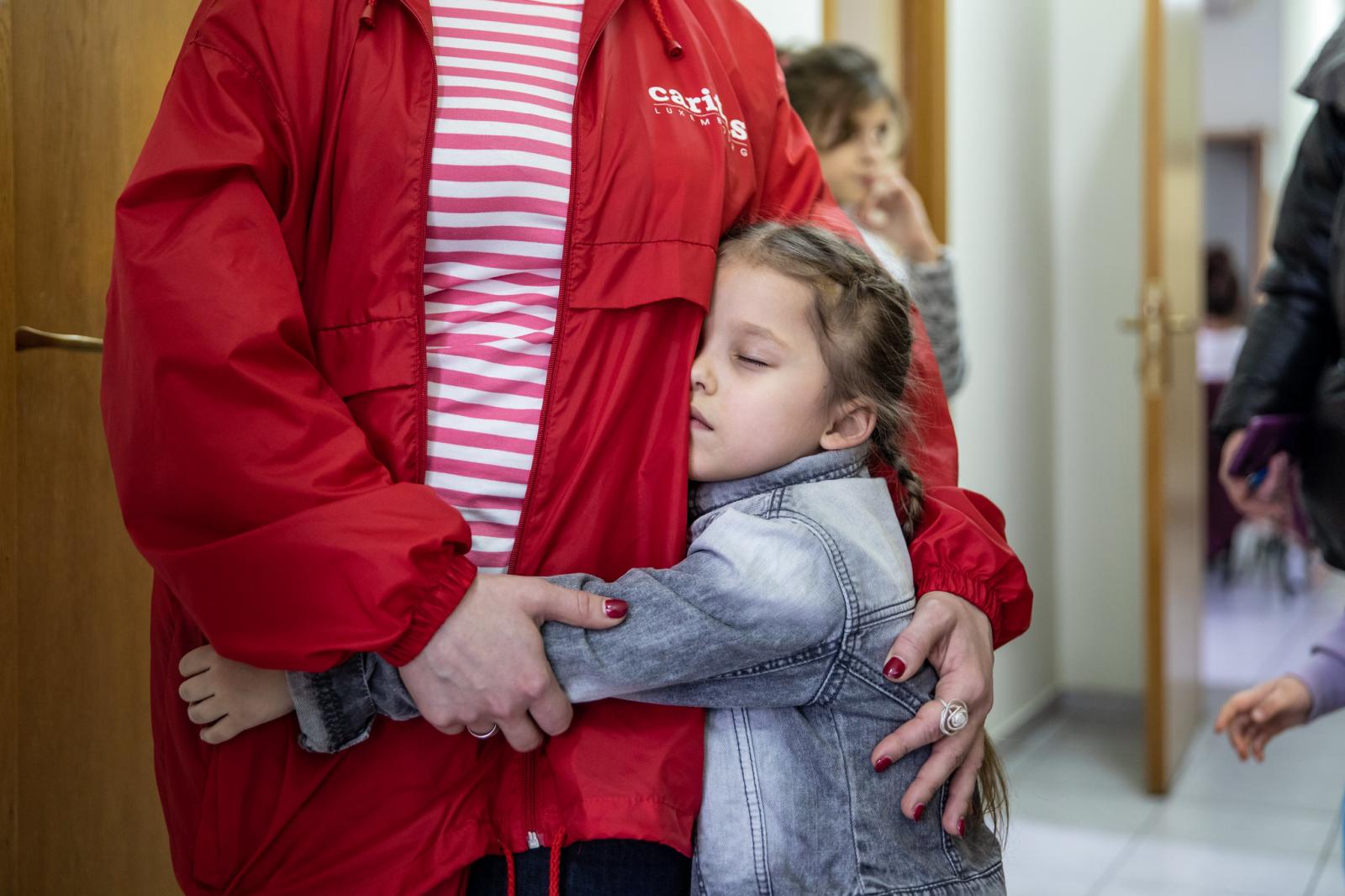 Kind mit Caritas Mitarbeiterin