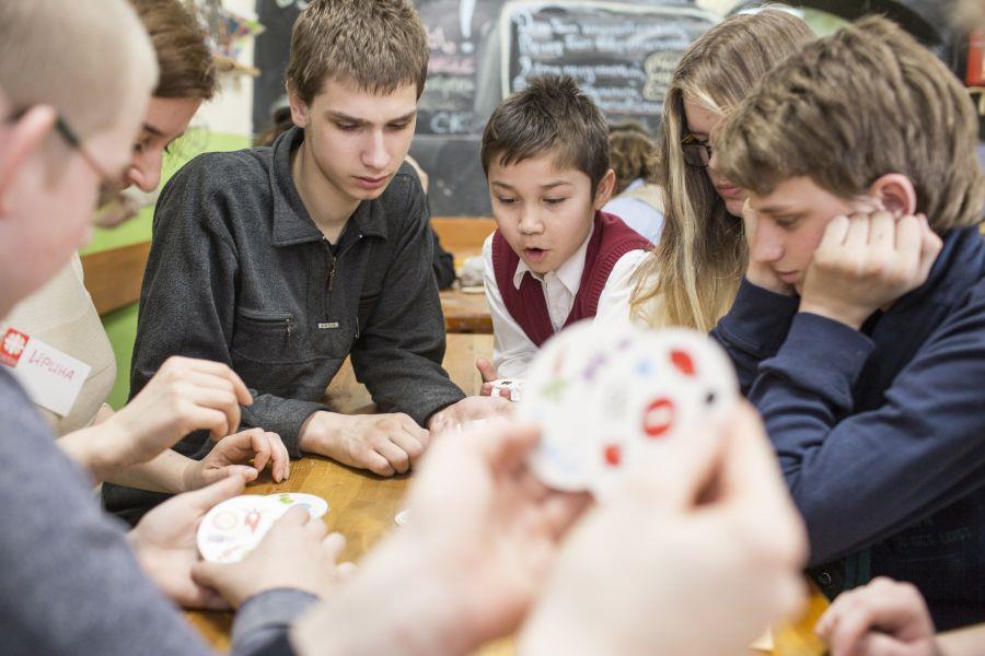 DIe Kinder spielen im Kinderzentrum. Hier finden sie Ruhe und Geborgenheit