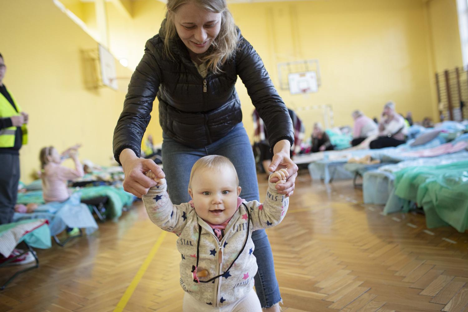Mutter mit Kind in einer Notunterkunft
