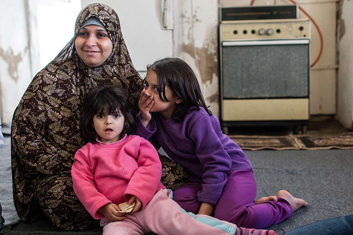 Mutter mit zwei Kindern in Jordanien