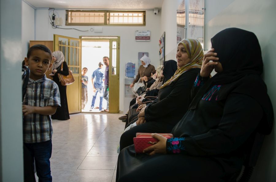 wartende Flüchtlinge im Sozialzentrum in Salt, Jordanien. 