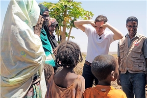 Michael Patrick Kelly kommt bei den Kindern im Dorf gut an Äthiopien-Reise: Botschafter Michael Patrick Kelly - DSC_0986_b_900x600