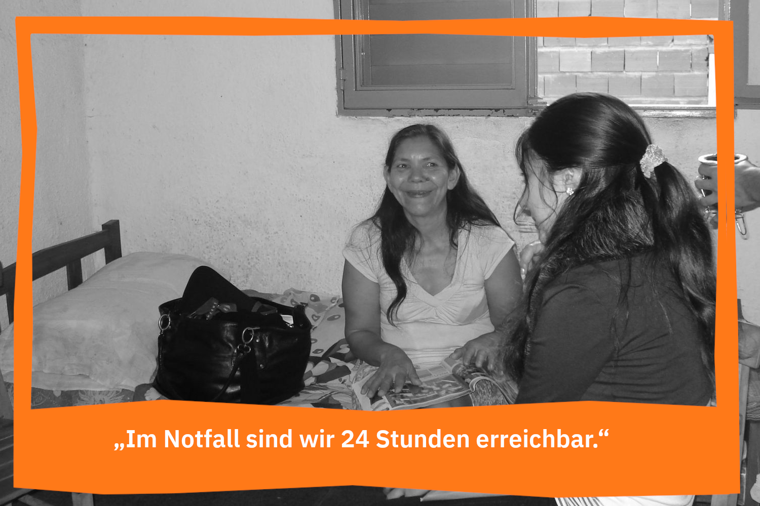 Junge Frau und Begleiterin in einem Zimmer