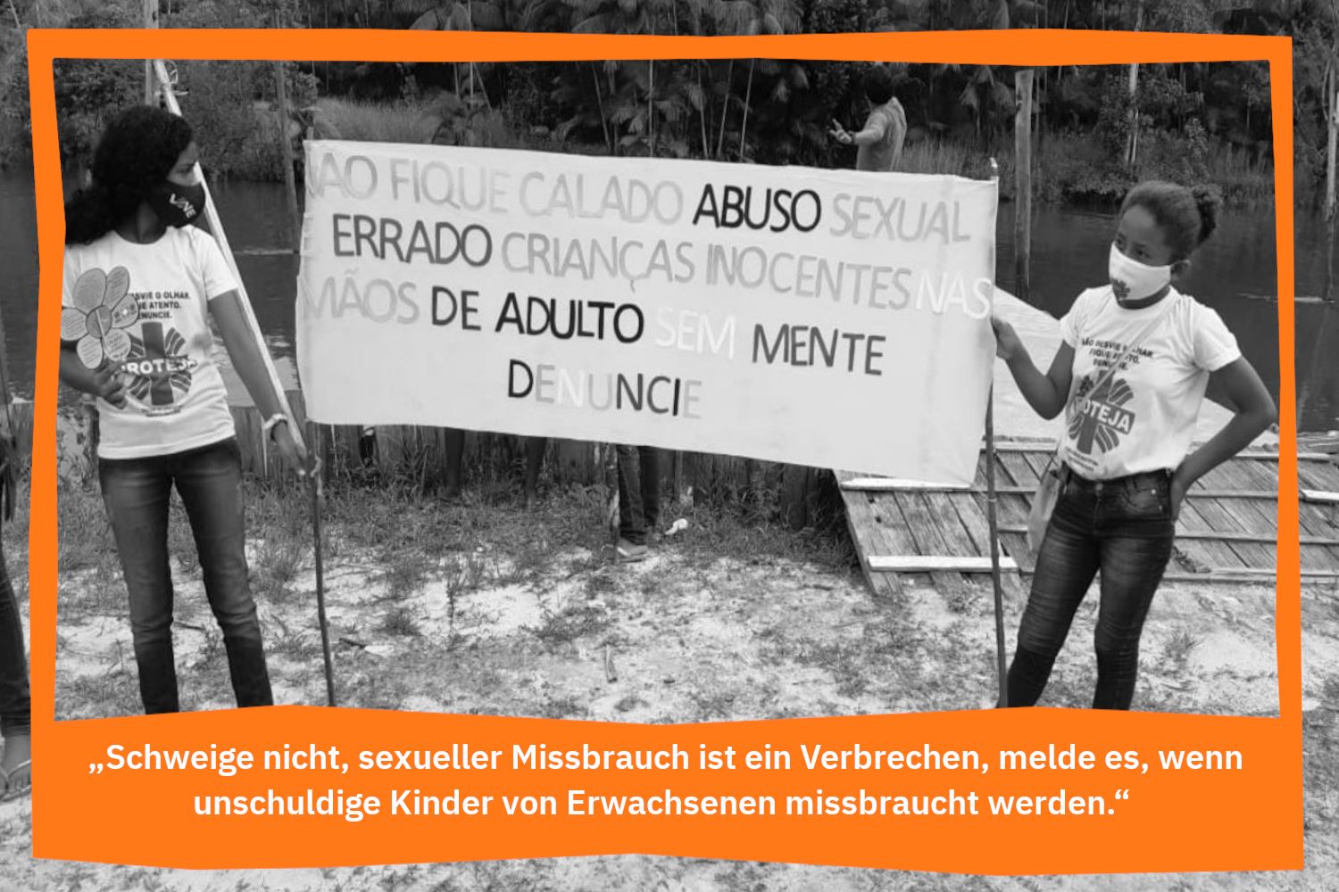 zwei Mädchen mit einem Transparent