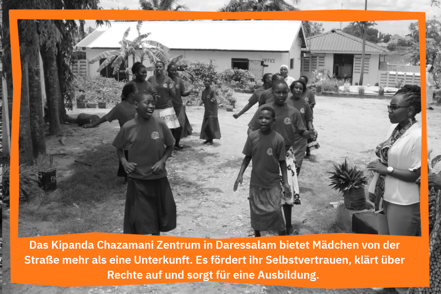 Junge Frauen im Hof des Zentrums