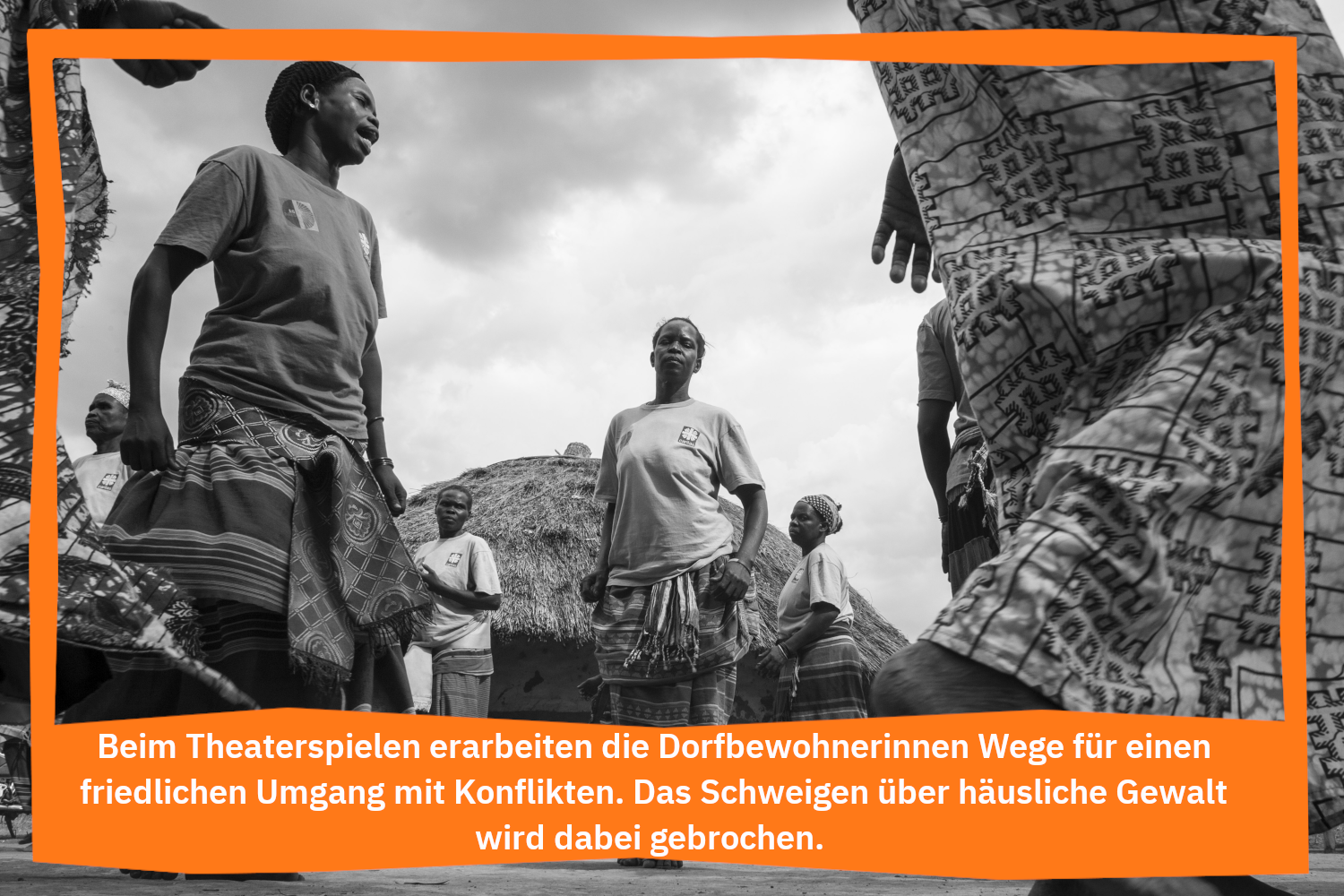 Frauen beim Theaterspielen auf einem Dorfplatz