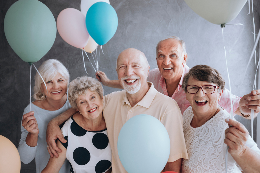 Lachende Menschen mit Luftballons