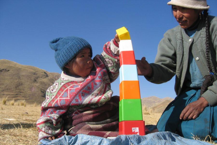 Mädchen auf einem Sofa lacht 