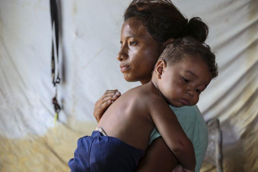 Ernährungsprogramm in Venezuela Frau mit Kind auf dem Arm