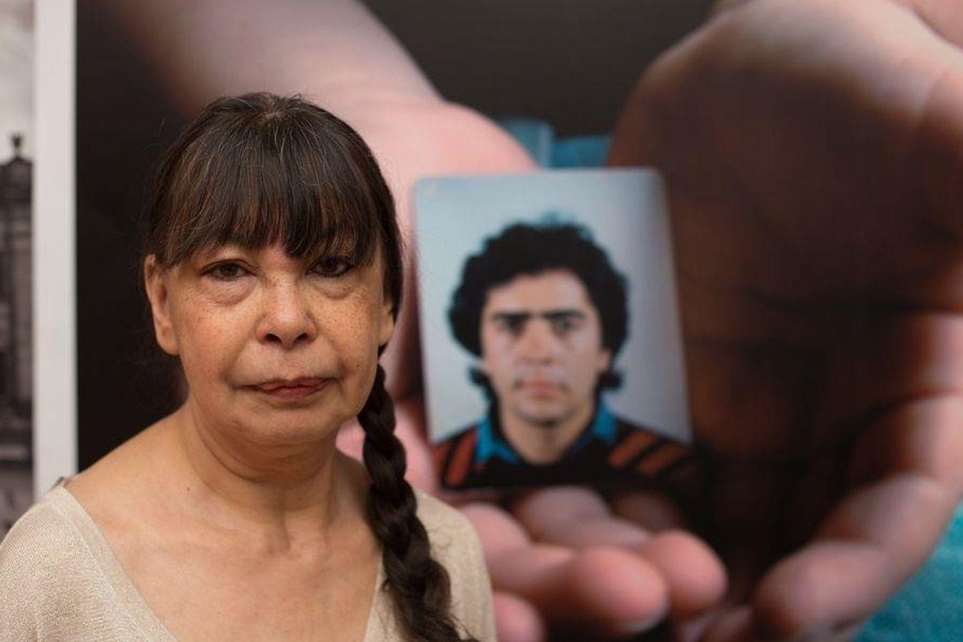Frau mit Foto im Hintergrund