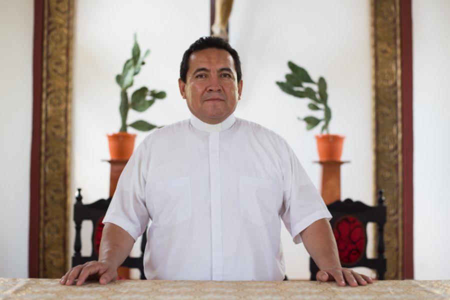 Pfarrer hinter dem Altar